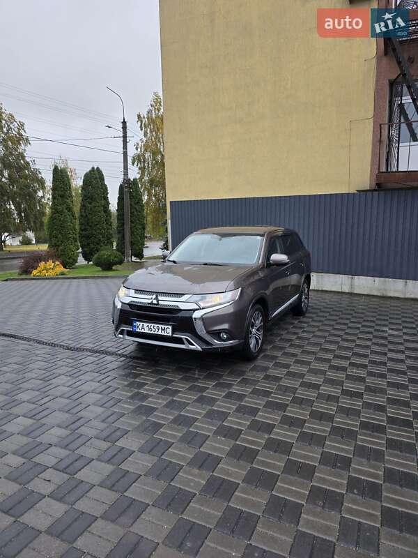 Позашляховик / Кросовер Mitsubishi Outlander 2015 в Хмельницькому фото 4 Позашляховик / Кросовер Mitsubishi Outlander 2015 в Хмельницькому