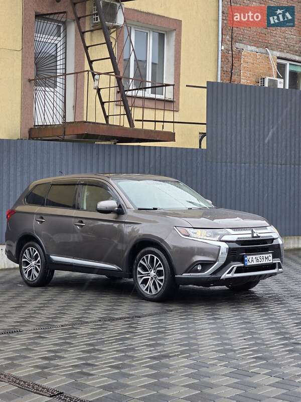 Позашляховик / Кросовер Mitsubishi Outlander 2015 в Хмельницькому фото Позашляховик / Кросовер Mitsubishi Outlander 2015 в Хмельницькому