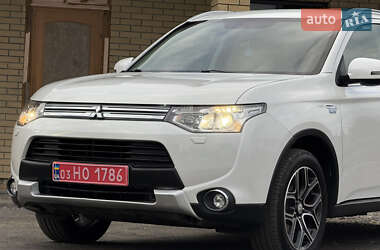 Внедорожник / Кроссовер Mitsubishi Outlander 2015 в 