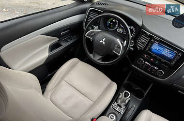 Внедорожник / Кроссовер Mitsubishi Outlander 2015 в 