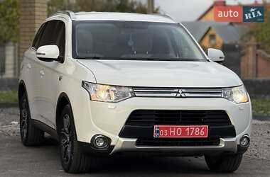 Внедорожник / Кроссовер Mitsubishi Outlander 2015 в 