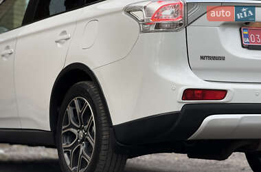 Внедорожник / Кроссовер Mitsubishi Outlander 2015 в 