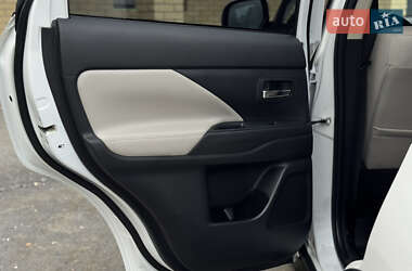 Внедорожник / Кроссовер Mitsubishi Outlander 2015 в 