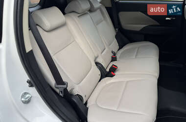 Внедорожник / Кроссовер Mitsubishi Outlander 2015 в 