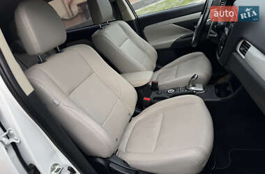 Внедорожник / Кроссовер Mitsubishi Outlander 2015 в 