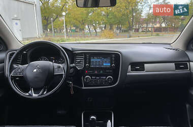 Внедорожник / Кроссовер Mitsubishi Outlander 2017 в 