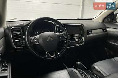 Позашляховик / Кросовер Mitsubishi Outlander 2019 в  фото 4 Позашляховик / Кросовер Mitsubishi Outlander 2019 в