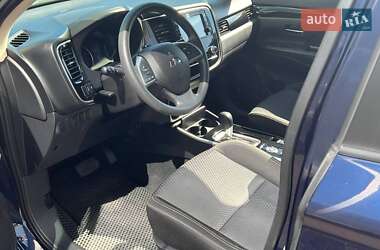 Позашляховик / Кросовер Mitsubishi Outlander 2020 в 