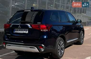Позашляховик / Кросовер Mitsubishi Outlander 2020 в 