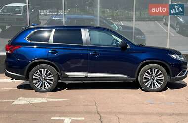 Позашляховик / Кросовер Mitsubishi Outlander 2020 в 