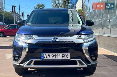 Позашляховик / Кросовер Mitsubishi Outlander 2020 в 