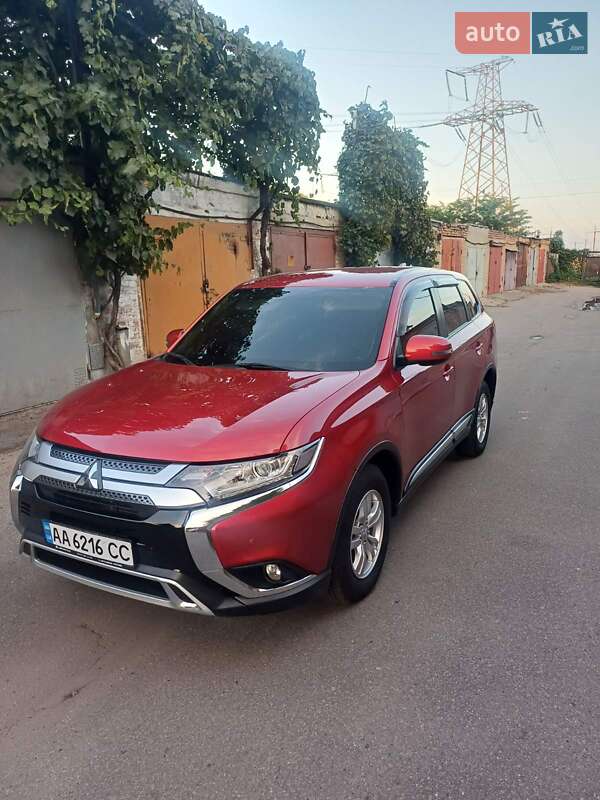 Внедорожник / Кроссовер Mitsubishi Outlander 2019 в 