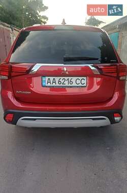 Внедорожник / Кроссовер Mitsubishi Outlander 2019 в 