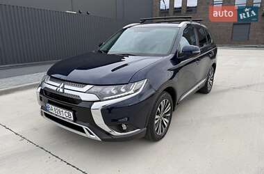 Внедорожник / Кроссовер Mitsubishi Outlander 2021 в 