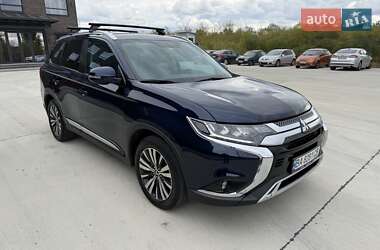 Внедорожник / Кроссовер Mitsubishi Outlander 2021 в 