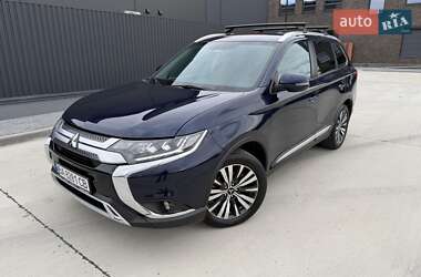 Внедорожник / Кроссовер Mitsubishi Outlander 2021 в 