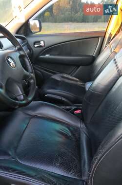 Внедорожник / Кроссовер Mitsubishi Outlander 2005 в  фото 4 Внедорожник / Кроссовер Mitsubishi Outlander 2005 в