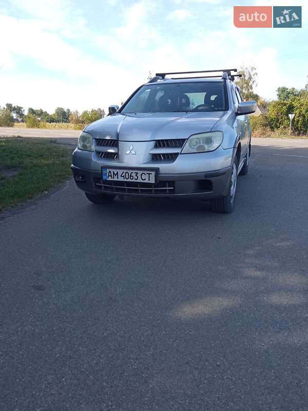 Внедорожник / Кроссовер Mitsubishi Outlander 2005 в  фото Внедорожник / Кроссовер Mitsubishi Outlander 2005 в