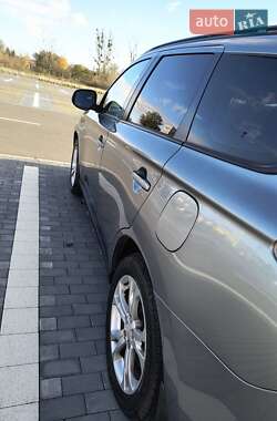 Внедорожник / Кроссовер Mitsubishi Outlander 2012 в 