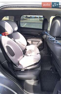 Внедорожник / Кроссовер Mitsubishi Outlander 2012 в 