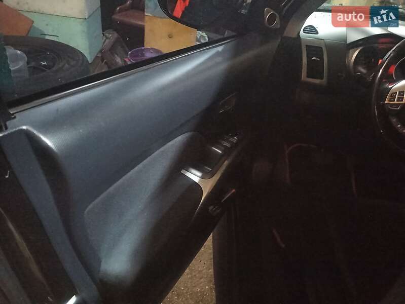 Внедорожник / Кроссовер Mitsubishi Outlander 2010 в Каменском фото 11 Внедорожник / Кроссовер Mitsubishi Outlander 2010 в Каменском