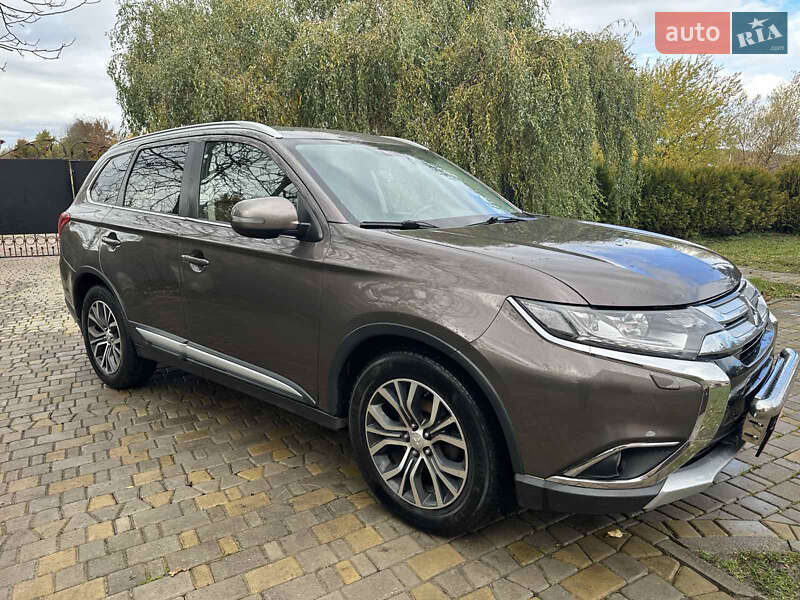 Позашляховик / Кросовер Mitsubishi Outlander 2016 в Радивиліві