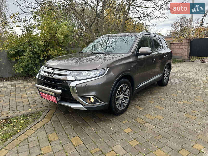Позашляховик / Кросовер Mitsubishi Outlander 2016 в Радивиліві