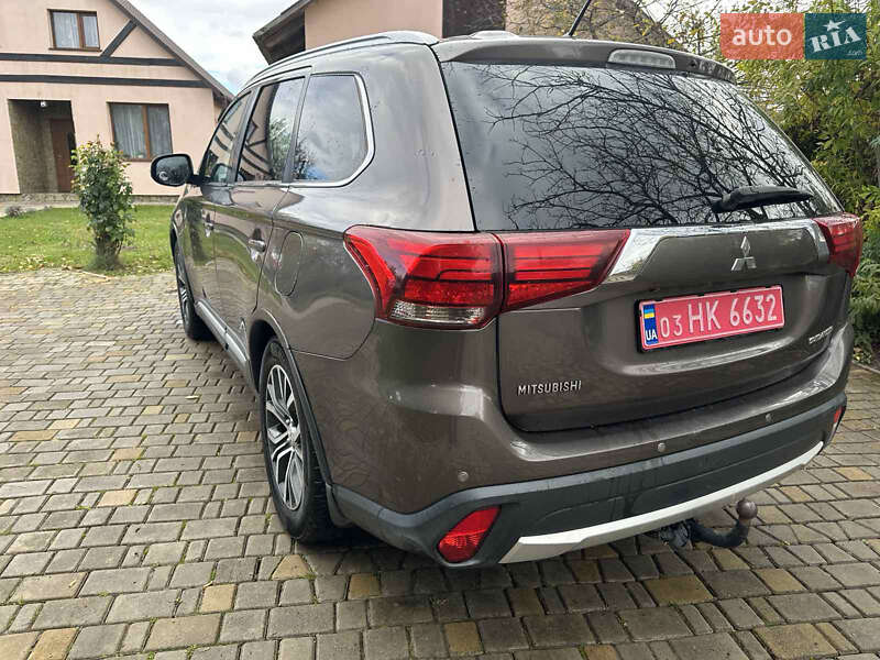 Позашляховик / Кросовер Mitsubishi Outlander 2016 в Радивиліві