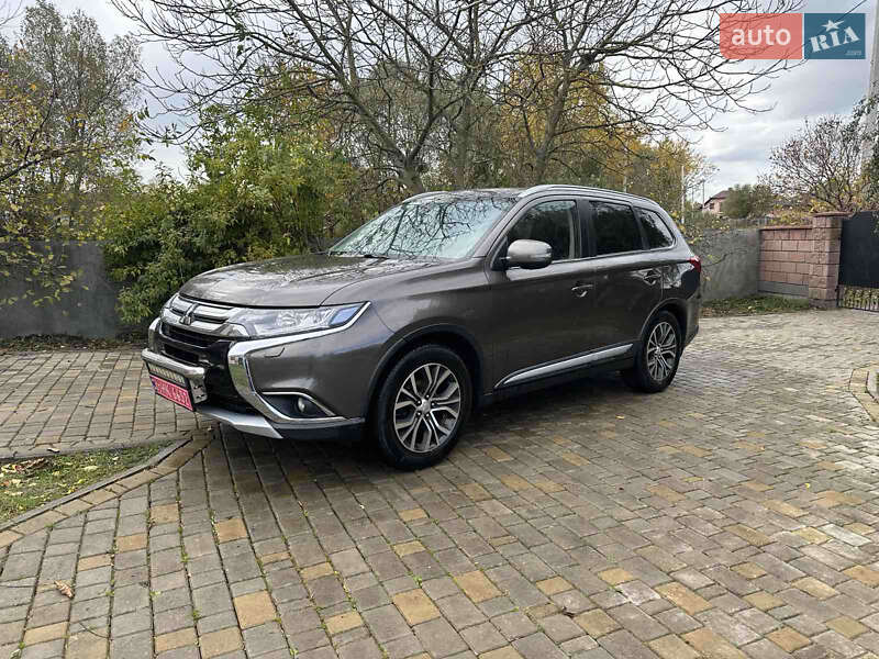 Позашляховик / Кросовер Mitsubishi Outlander 2016 в Радивиліві