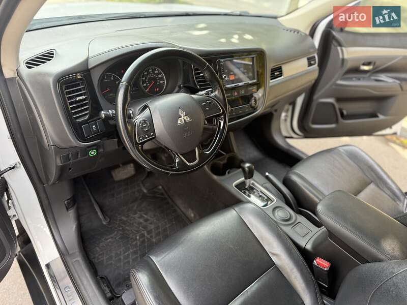 Внедорожник / Кроссовер Mitsubishi Outlander 2015 в Днепре фото 6 Внедорожник / Кроссовер Mitsubishi Outlander 2015 в Днепре