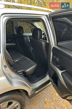 Позашляховик / Кросовер Mitsubishi Outlander 2009 в  фото 13 Позашляховик / Кросовер Mitsubishi Outlander 2009 в