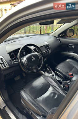 Позашляховик / Кросовер Mitsubishi Outlander 2009 в  фото 15 Позашляховик / Кросовер Mitsubishi Outlander 2009 в
