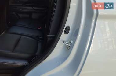 Позашляховик / Кросовер Mitsubishi Outlander 2013 в  фото 50 Позашляховик / Кросовер Mitsubishi Outlander 2013 в