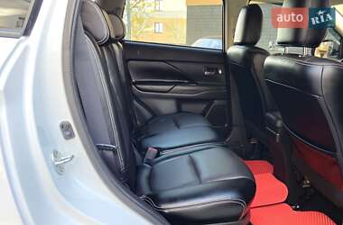 Позашляховик / Кросовер Mitsubishi Outlander 2013 в  фото 54 Позашляховик / Кросовер Mitsubishi Outlander 2013 в