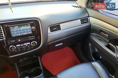 Позашляховик / Кросовер Mitsubishi Outlander 2013 в  фото 63 Позашляховик / Кросовер Mitsubishi Outlander 2013 в
