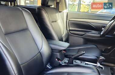 Позашляховик / Кросовер Mitsubishi Outlander 2013 в  фото 74 Позашляховик / Кросовер Mitsubishi Outlander 2013 в