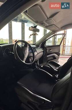 Позашляховик / Кросовер Mitsubishi Outlander 2010 в  фото 14 Позашляховик / Кросовер Mitsubishi Outlander 2010 в