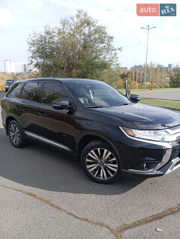 Внедорожник / Кроссовер Mitsubishi Outlander 2019 в Кривом Роге