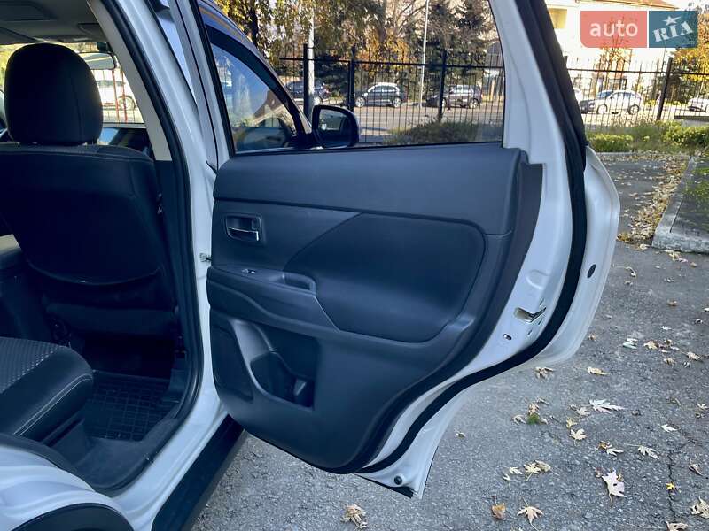 Внедорожник / Кроссовер Mitsubishi Outlander 2015 в Киеве фото 28 Внедорожник / Кроссовер Mitsubishi Outlander 2015 в Киеве