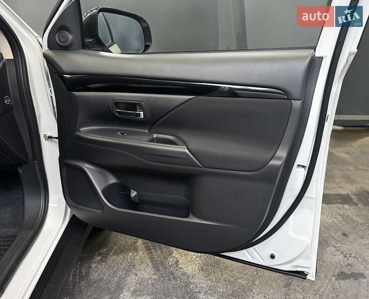 Внедорожник / Кроссовер Mitsubishi Outlander 2021 в Киеве фото 33 Внедорожник / Кроссовер Mitsubishi Outlander 2021 в Киеве