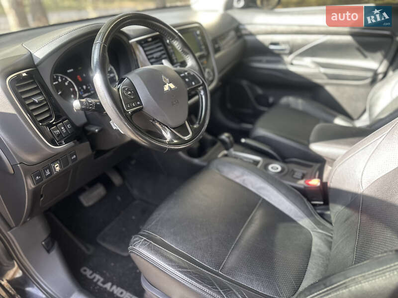 Внедорожник / Кроссовер Mitsubishi Outlander 2016 в Киеве