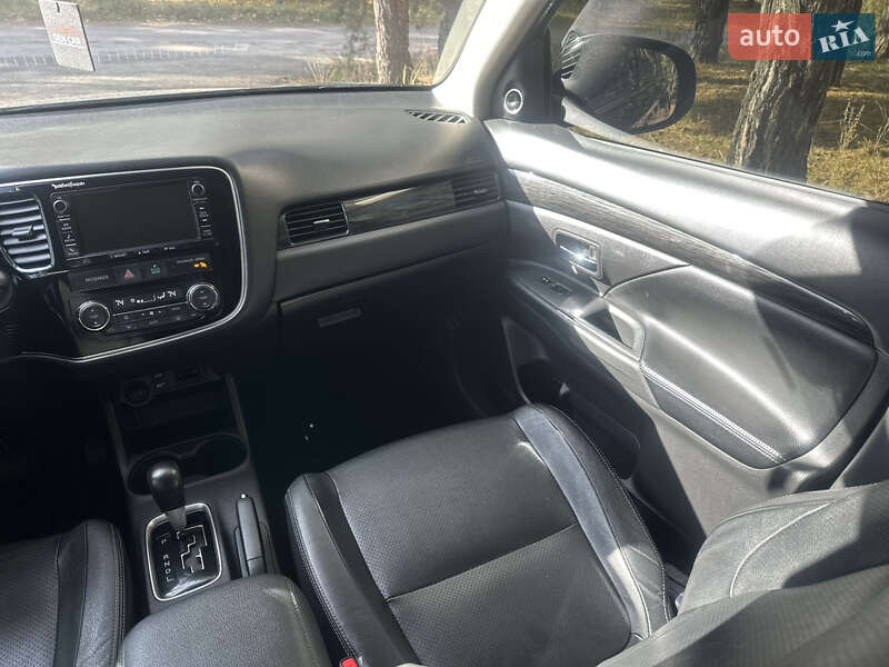 Внедорожник / Кроссовер Mitsubishi Outlander 2016 в Киеве
