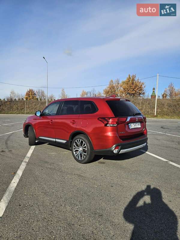 Позашляховик / Кросовер Mitsubishi Outlander 2017 в Полтаві