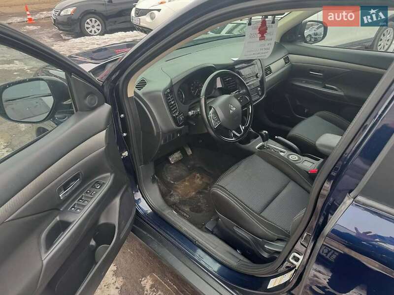 Внедорожник / Кроссовер Mitsubishi Outlander 2016 в Черкассах