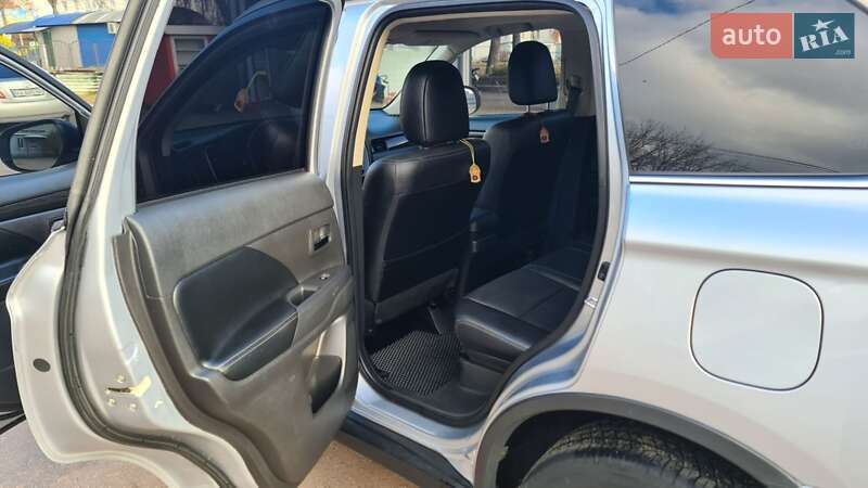 Внедорожник / Кроссовер Mitsubishi Outlander 2016 в Шостке