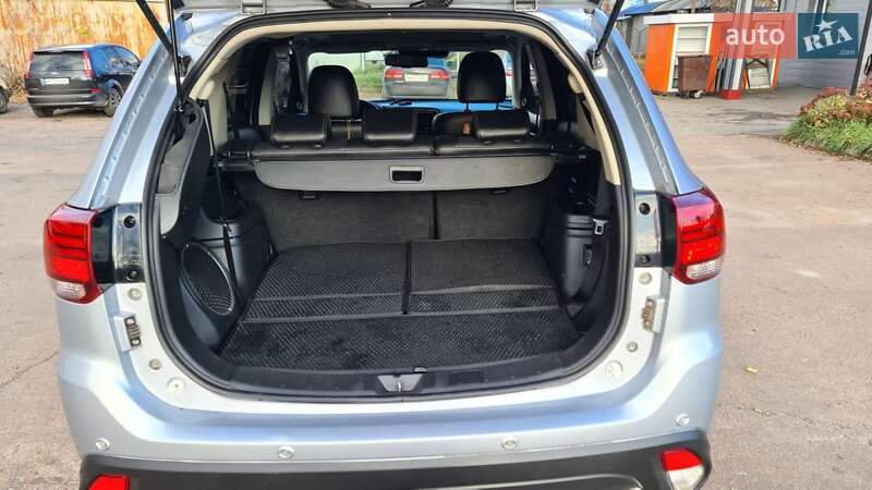 Внедорожник / Кроссовер Mitsubishi Outlander 2016 в Шостке