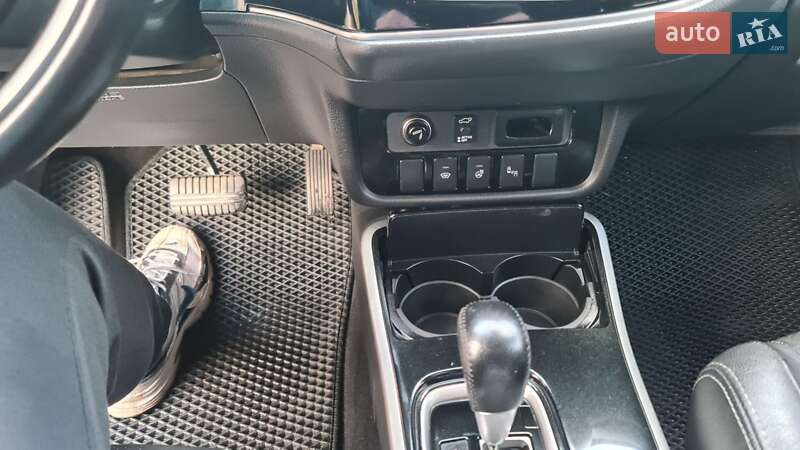 Внедорожник / Кроссовер Mitsubishi Outlander 2016 в Шостке