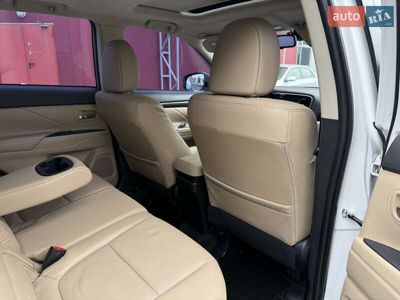 Внедорожник / Кроссовер Mitsubishi Outlander 2015 в Киеве