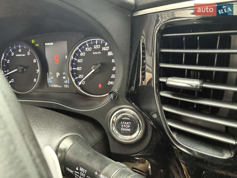 Внедорожник / Кроссовер Mitsubishi Outlander 2015 в Киеве