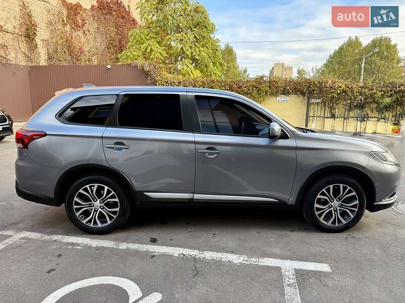 Внедорожник / Кроссовер Mitsubishi Outlander 2020 в Киеве